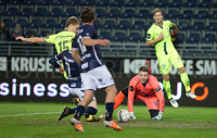 Keeper ser sjokket ut at ballen går i mål og 1-1.